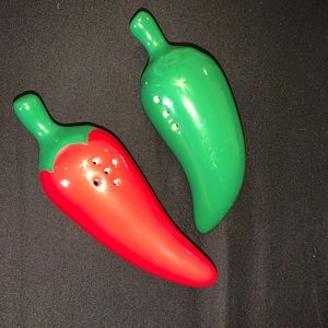 🛍 Salt and pepper shakers